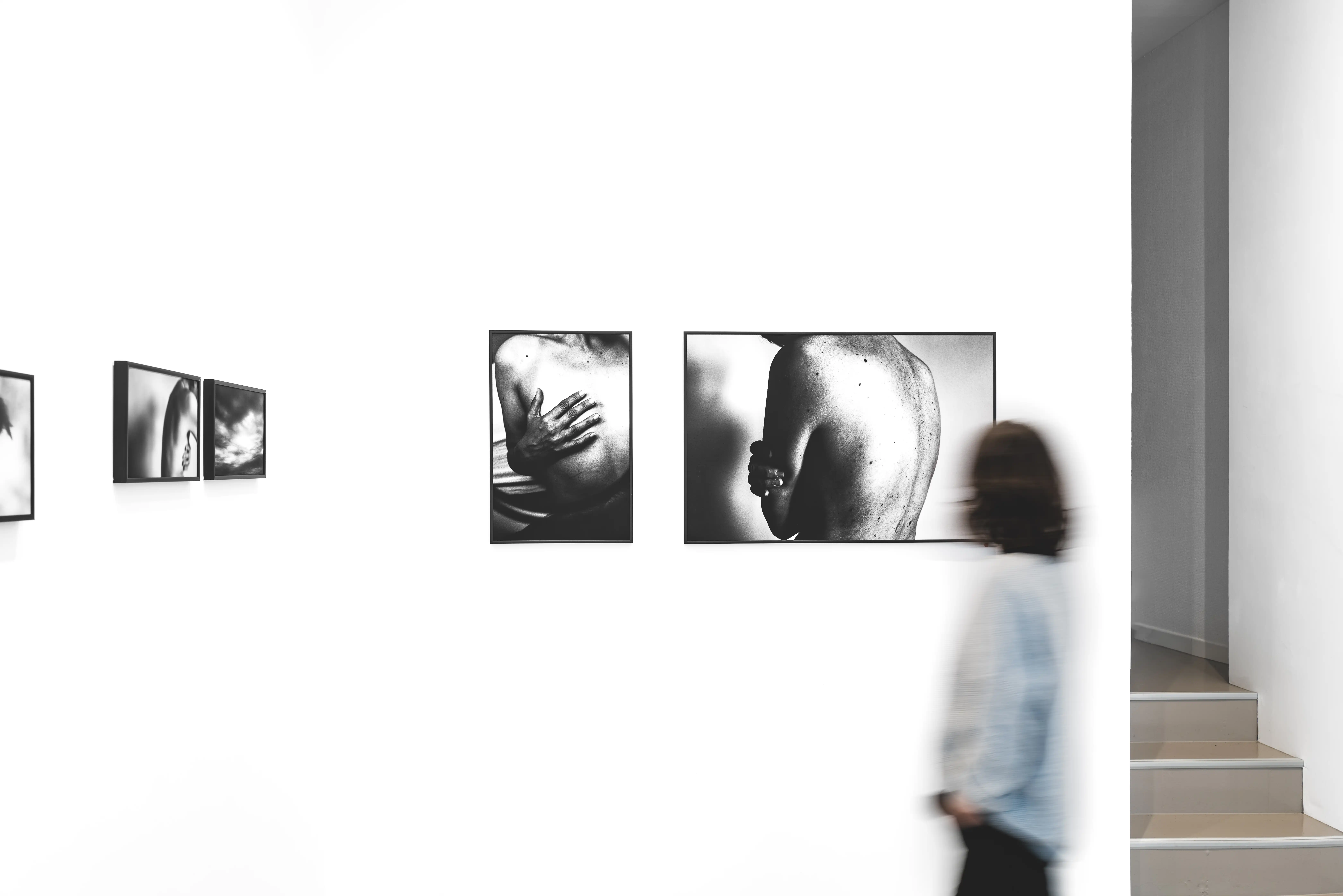 Vue d'un vernissage à la galerie, accrochage de photographies